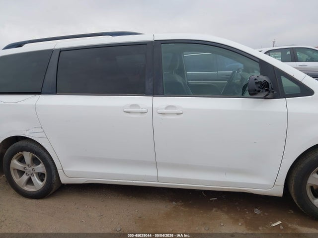 2015 Toyota Sienna Le 8 Passenger მანქანა იყიდება აუქციონზე, vin: 5TDKK3DC5FS582403, აუქციონის ნომერი: 45029044