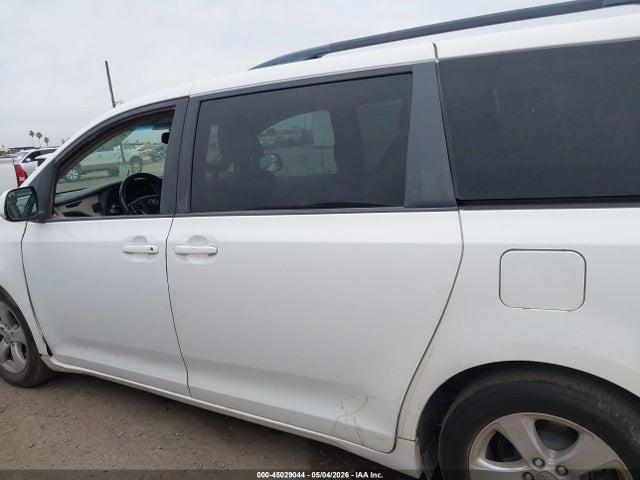 2015 Toyota Sienna Le 8 Passenger მანქანა იყიდება აუქციონზე, vin: 5TDKK3DC5FS582403, აუქციონის ნომერი: 45029044