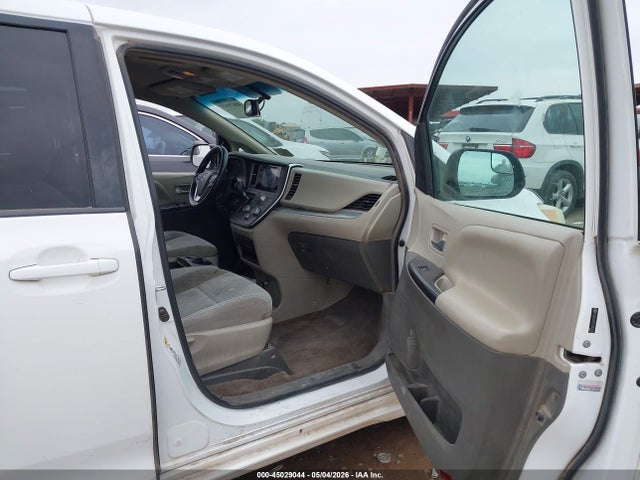 2015 Toyota Sienna Le 8 Passenger მანქანა იყიდება აუქციონზე, vin: 5TDKK3DC5FS582403, აუქციონის ნომერი: 45029044
