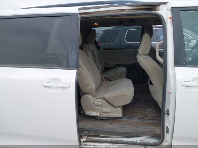 2015 Toyota Sienna Le 8 Passenger მანქანა იყიდება აუქციონზე, vin: 5TDKK3DC5FS582403, აუქციონის ნომერი: 45029044