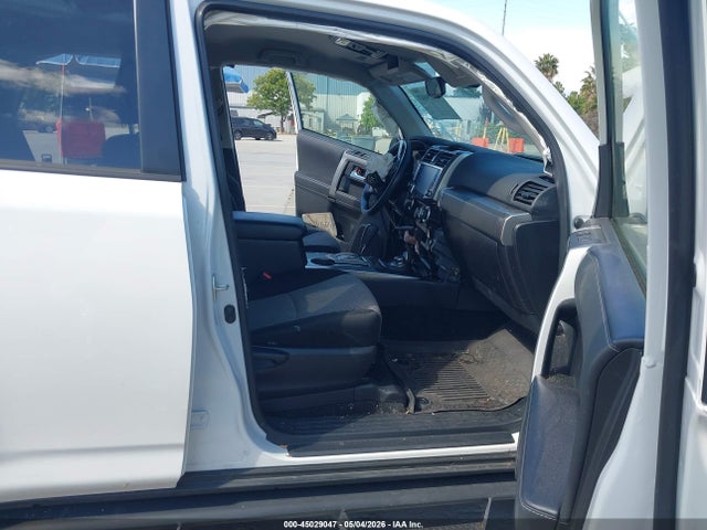 2024 Toyota 4runner Sr5 მანქანა იყიდება აუქციონზე, vin: JTEMU5JRXR6307472, აუქციონის ნომერი: 45029047