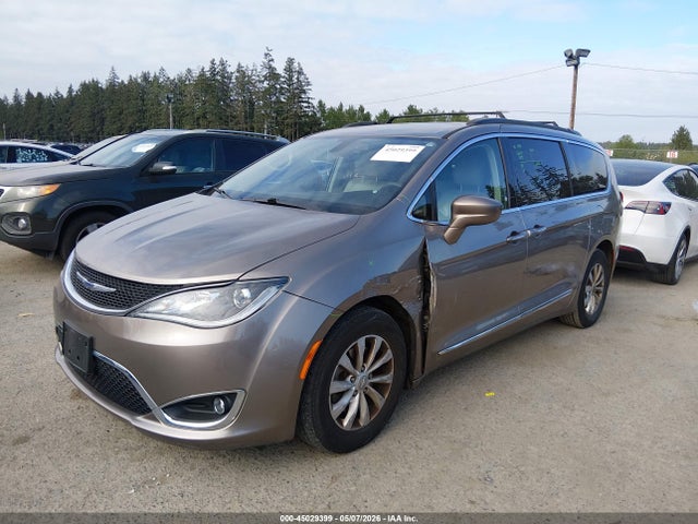 2017 Chrysler Pacifica Touring-l მანქანა იყიდება აუქციონზე, vin: 2C4RC1BG4HR571863, აუქციონის ნომერი: 45029399