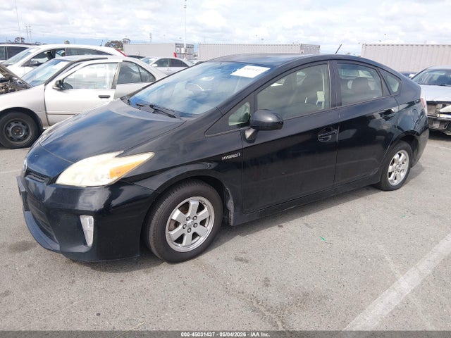 Toyota Prius Three 2014 JTDKN3DUXE0360148 Image 2