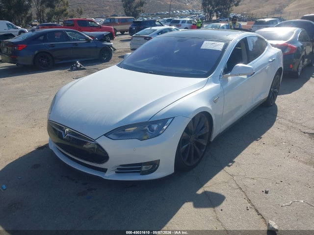 45031610 :رقم المزاد ، 5YJSA1CP1DFP21715 vin ، 2013 Tesla Model S Performance مزاد بيع