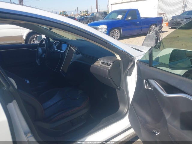 45031610 :رقم المزاد ، 5YJSA1CP1DFP21715 vin ، 2013 Tesla Model S Performance مزاد بيع