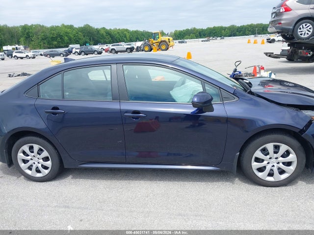 45031741 :رقم المزاد ، 5YFEPMAE3NP356071 vin ، 2022 Toyota Corolla Le مزاد بيع