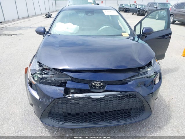 45031741 :رقم المزاد ، 5YFEPMAE3NP356071 vin ، 2022 Toyota Corolla Le مزاد بيع