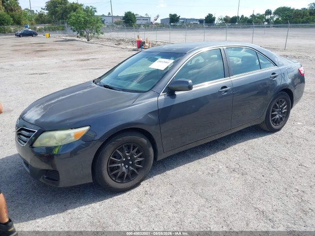 45032001 :رقم المزاد ، 4T1BF3EKXBU177178 vin ، 2011 Toyota Camry Le مزاد بيع