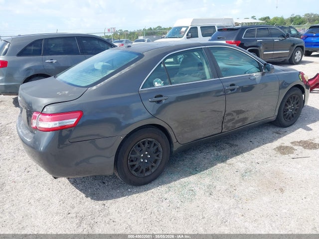 45032001 :رقم المزاد ، 4T1BF3EKXBU177178 vin ، 2011 Toyota Camry Le مزاد بيع