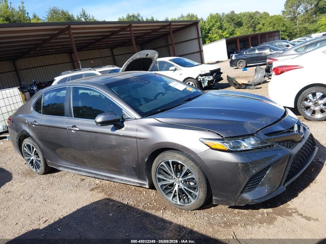 45032249 :رقم المزاد ، 4T1B11HKXJU137468 vin ، 2018 Toyota Camry Se مزاد بيع