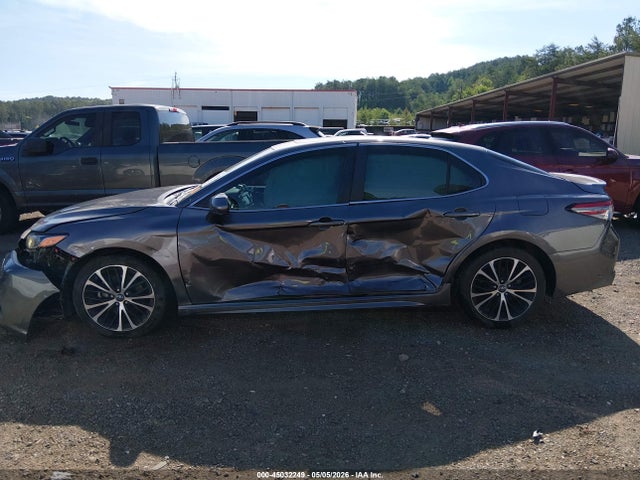 45032249 :رقم المزاد ، 4T1B11HKXJU137468 vin ، 2018 Toyota Camry Se مزاد بيع