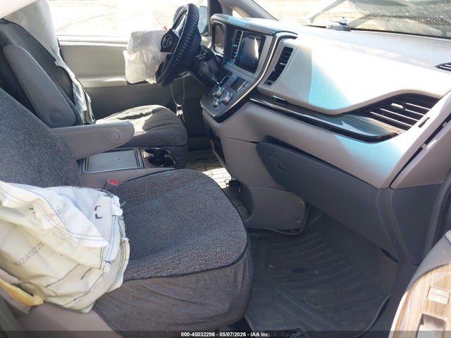45032296 :رقم المزاد ، 5TDYK3DC8GS713576 vin ، 2016 Toyota Sienna Xle/xle 8 Passenger مزاد بيع