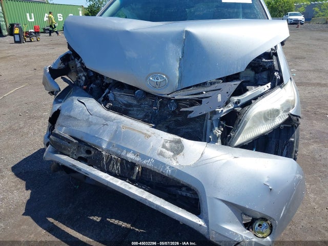 45032296 :رقم المزاد ، 5TDYK3DC8GS713576 vin ، 2016 Toyota Sienna Xle/xle 8 Passenger مزاد بيع