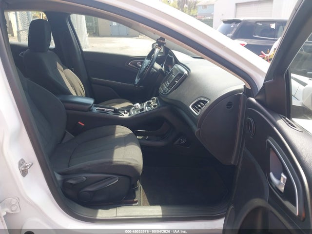 2015 Chrysler 200 Limited მანქანა იყიდება აუქციონზე, vin: 1C3CCCABXFN596272, აუქციონის ნომერი: 45032576