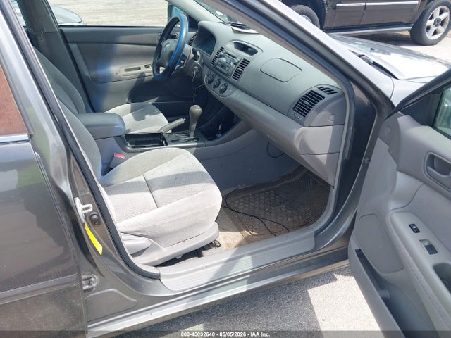 45032640 :رقم المزاد ، 4T1BF30K32U537804 vin ، 2002 Toyota Camry Le V6 مزاد بيع