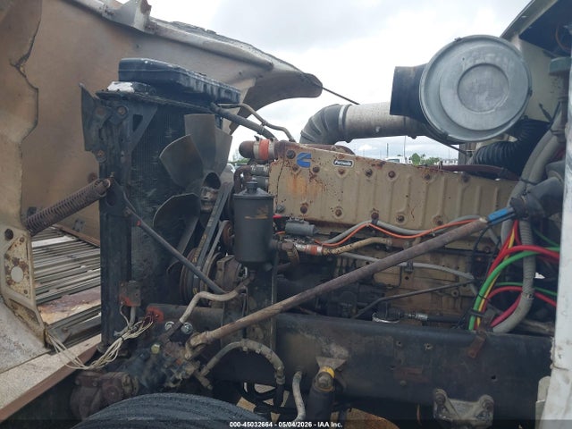 45032664 :رقم المزاد ، 1FUP2CYBXJH331700 vin ، 1988 Freightliner Conventional Fld120 مزاد بيع