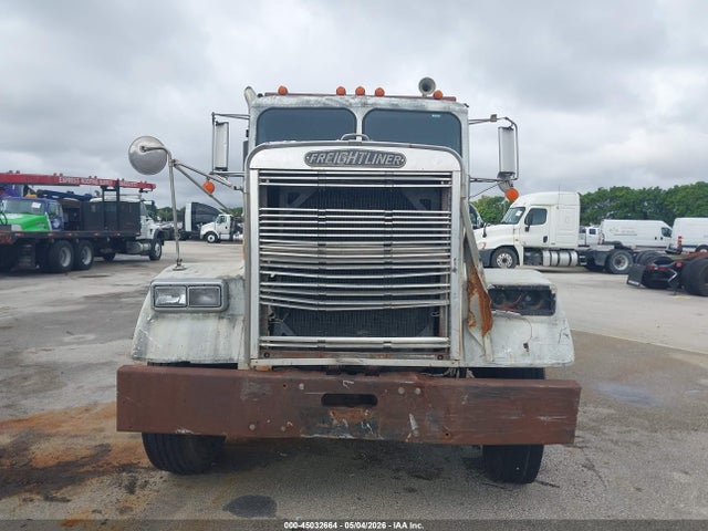 45032664 :رقم المزاد ، 1FUP2CYBXJH331700 vin ، 1988 Freightliner Conventional Fld120 مزاد بيع