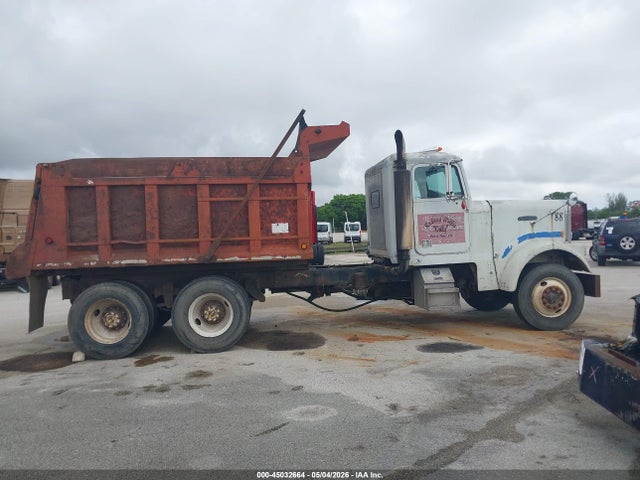 45032664 :رقم المزاد ، 1FUP2CYBXJH331700 vin ، 1988 Freightliner Conventional Fld120 مزاد بيع