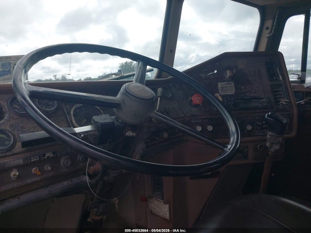 45032664 :رقم المزاد ، 1FUP2CYBXJH331700 vin ، 1988 Freightliner Conventional Fld120 مزاد بيع