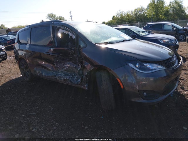 45032786 :رقم المزاد ، 2C4RC1FGXJR350770 vin ، 2018 Chrysler Pacifica Touring Plus مزاد بيع