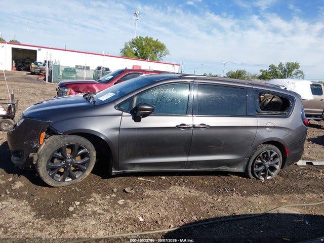 45032786 :رقم المزاد ، 2C4RC1FGXJR350770 vin ، 2018 Chrysler Pacifica Touring Plus مزاد بيع