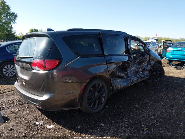 45032786 :رقم المزاد ، 2C4RC1FGXJR350770 vin ، 2018 Chrysler Pacifica Touring Plus مزاد بيع