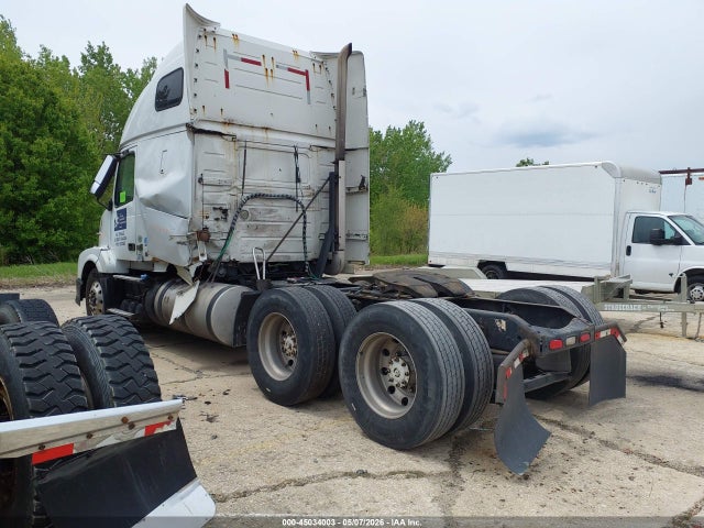 45034003 :رقم المزاد ، 4V4NC9TH1BN530913 vin ، 2011 Volvo Vn Vnl مزاد بيع