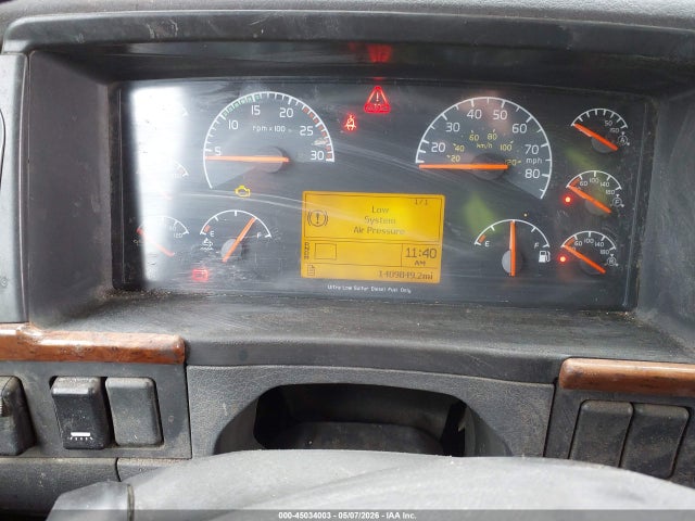 45034003 :رقم المزاد ، 4V4NC9TH1BN530913 vin ، 2011 Volvo Vn Vnl مزاد بيع