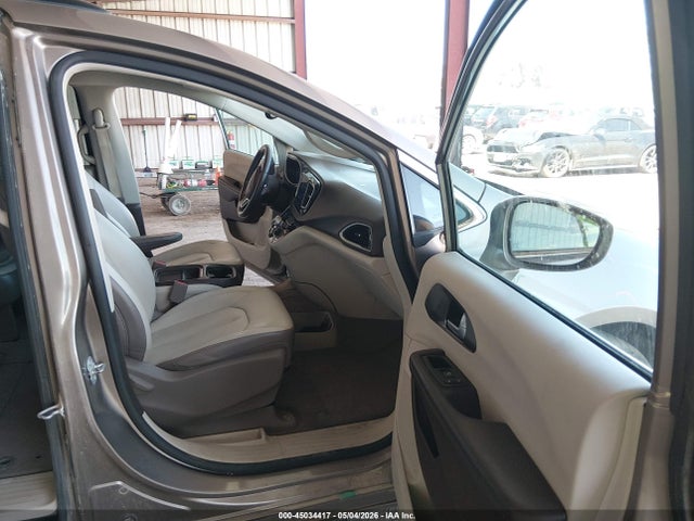 45034417 :رقم المزاد ، 2C4RC1BG7HR747451 vin ، 2017 Chrysler Pacifica Touring-l مزاد بيع