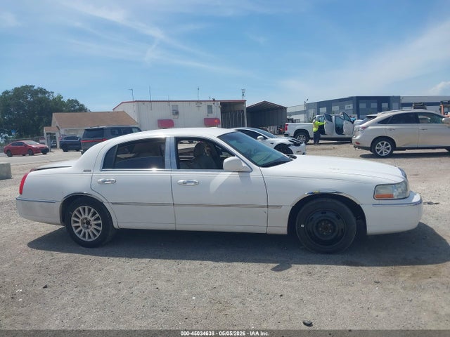45034638 :رقم المزاد ، 1LNHM82W33Y653141 vin ، 2003 Lincoln Town Car Signature مزاد بيع