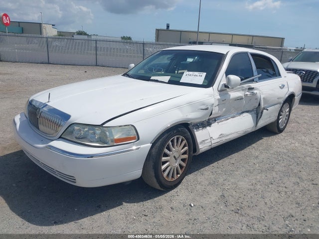 45034638 :رقم المزاد ، 1LNHM82W33Y653141 vin ، 2003 Lincoln Town Car Signature مزاد بيع