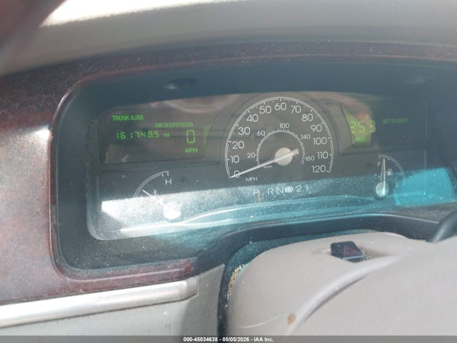 45034638 :رقم المزاد ، 1LNHM82W33Y653141 vin ، 2003 Lincoln Town Car Signature مزاد بيع