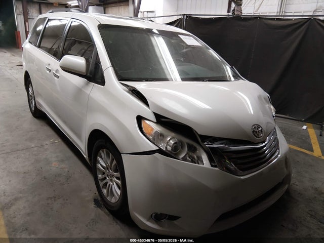 Toyota Sienna Xle 8 Passenger 2017 5TDYZ3DC8HS844083 Image 1