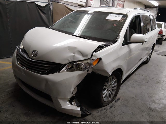 Toyota Sienna Xle 8 Passenger 2017 5TDYZ3DC8HS844083 Image 2