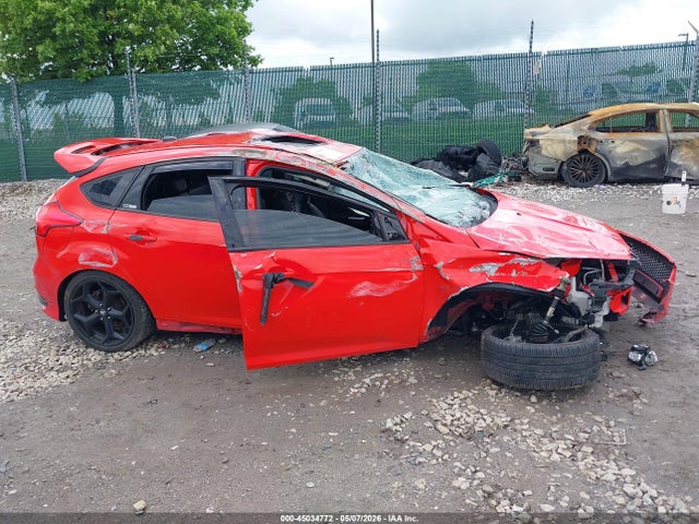 45034772 :رقم المزاد ، 1FADP3L9XFL339211 vin ، 2015 Ford Focus St مزاد بيع