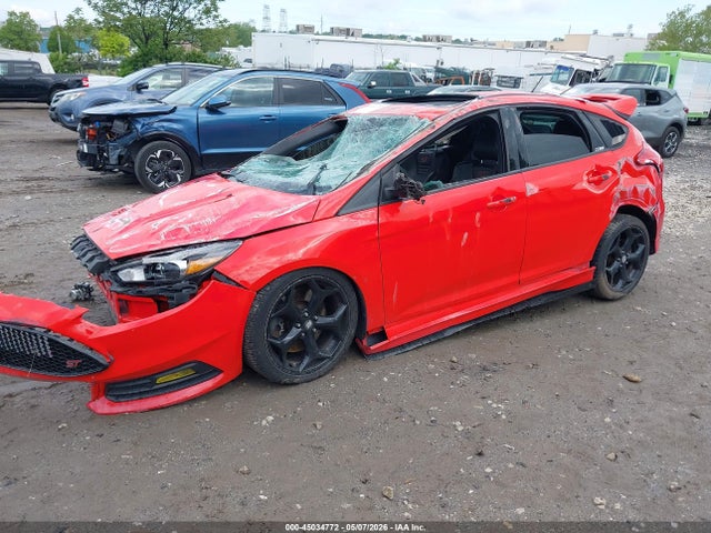 45034772 :رقم المزاد ، 1FADP3L9XFL339211 vin ، 2015 Ford Focus St مزاد بيع