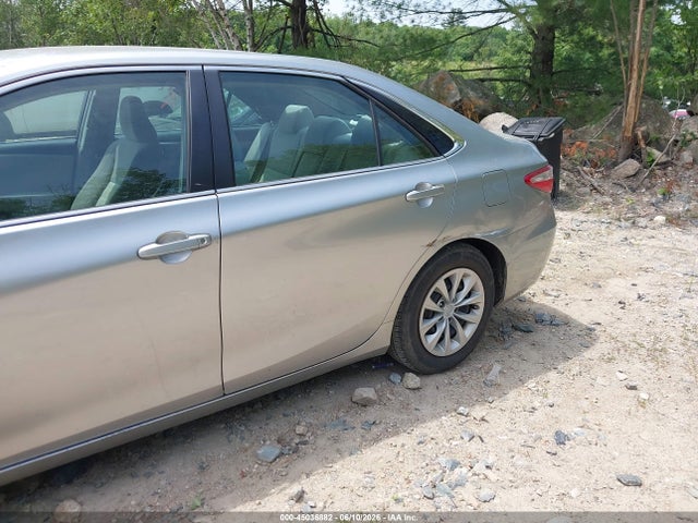 45036882 :رقم المزاد ، 4T1BF1FK9FU109222 vin ، 2015 Toyota Camry Le مزاد بيع