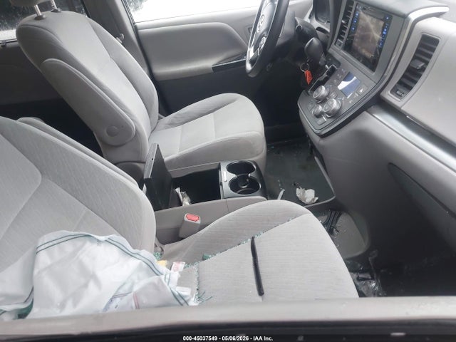 45037549 :رقم المزاد ، 5TDJK3DC3FS115637 vin ، 2015 Toyota Sienna Le 7 Passenger مزاد بيع