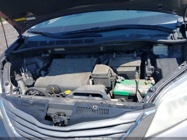 45037564 :رقم المزاد ، 5TDDK3DC3BS027677 vin ، 2011 Toyota Sienna Xle مزاد بيع