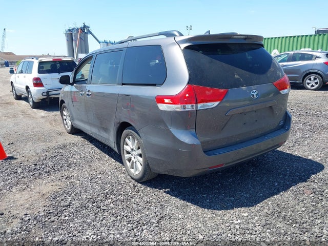 45037564 :رقم المزاد ، 5TDDK3DC3BS027677 vin ، 2011 Toyota Sienna Xle مزاد بيع