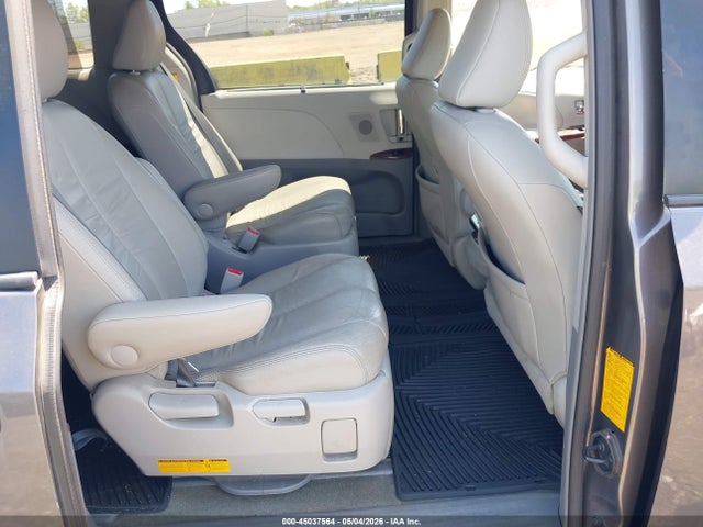 45037564 :رقم المزاد ، 5TDDK3DC3BS027677 vin ، 2011 Toyota Sienna Xle مزاد بيع