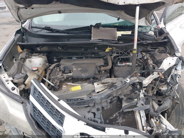JTMZFREV4FJ040485 Toyota RAV4 LE