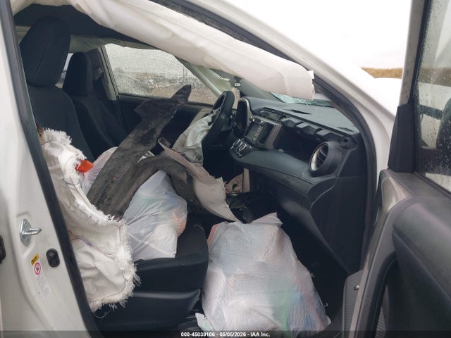 JTMZFREV4FJ040485 Toyota RAV4 LE