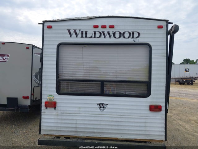 45039435 :رقم المزاد ، 4X4TWDC26FA254101 vin ، 2015 Wildwood Forest River Travel Trailer مزاد بيع