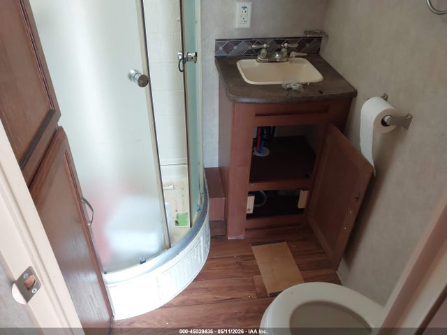 45039435 :رقم المزاد ، 4X4TWDC26FA254101 vin ، 2015 Wildwood Forest River Travel Trailer مزاد بيع