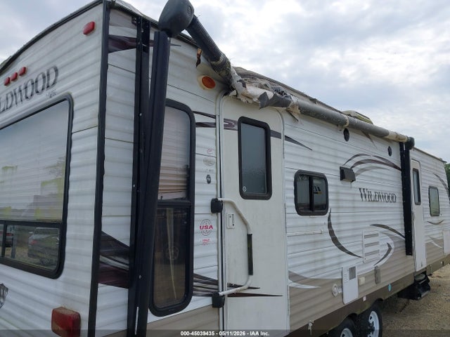 45039435 :رقم المزاد ، 4X4TWDC26FA254101 vin ، 2015 Wildwood Forest River Travel Trailer مزاد بيع