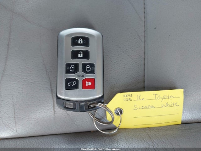 45040226 :رقم المزاد ، 5TDYK3DCXGS752380 vin ، 2016 Toyota Sienna Xle 8 Passenger مزاد بيع
