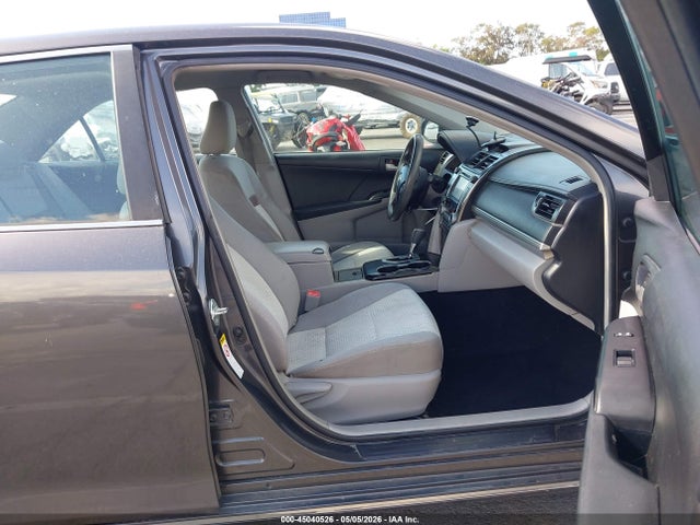 45040526 :رقم المزاد ، 4T4BF1FK5CR225728 vin ، 2012 Toyota Camry Le مزاد بيع