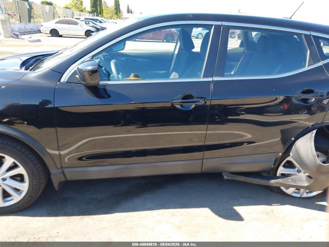 JN1BJ1CP8JW106461 Nissan Rogue Sport S