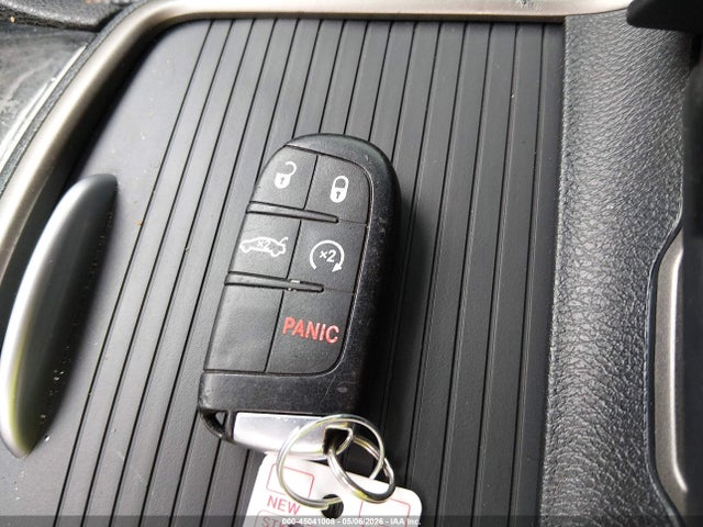 45041008 :رقم المزاد ، 2C3CCABG0HH653380 vin ، 2017 Chrysler 300 300s Alloy Edition مزاد بيع